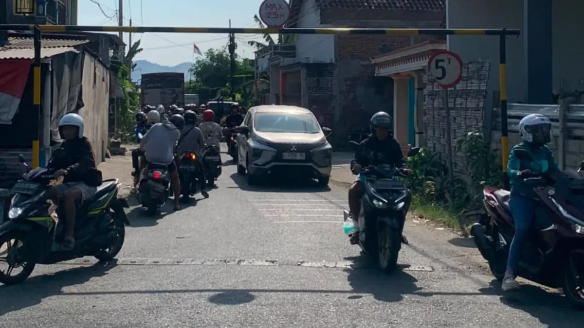 Salah satu portal pembatas tinggi kendaraan yang dipasang selama rekayasa arus lalu lintas pembangunan Jembatan Gondang 1.(SANDY YUWANA/RADAR TULUNGAGUNG)