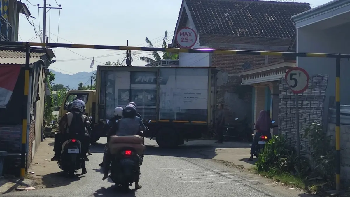Salah satu portal pembatas tinggi kendaraan yang dipasang selama rekayasa arus lalu lintas pembangunan Jembatan Gondang 1.(SANDY YUWANA/RADAR TULUNGAGUNG)