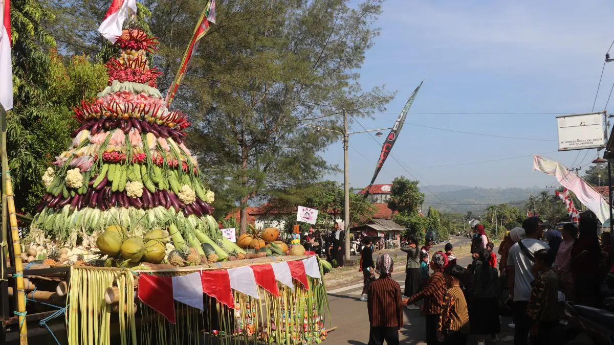 Sembonyo: Warga Dukuh Sidem, Desa Besole, Kecamatan Besuki, melarung sesaji di Pantai Sidem sebagai ungkapan rasa syukur. (RAHIIQ AL BACHRI/RADAR TULUNGAGUNG)
