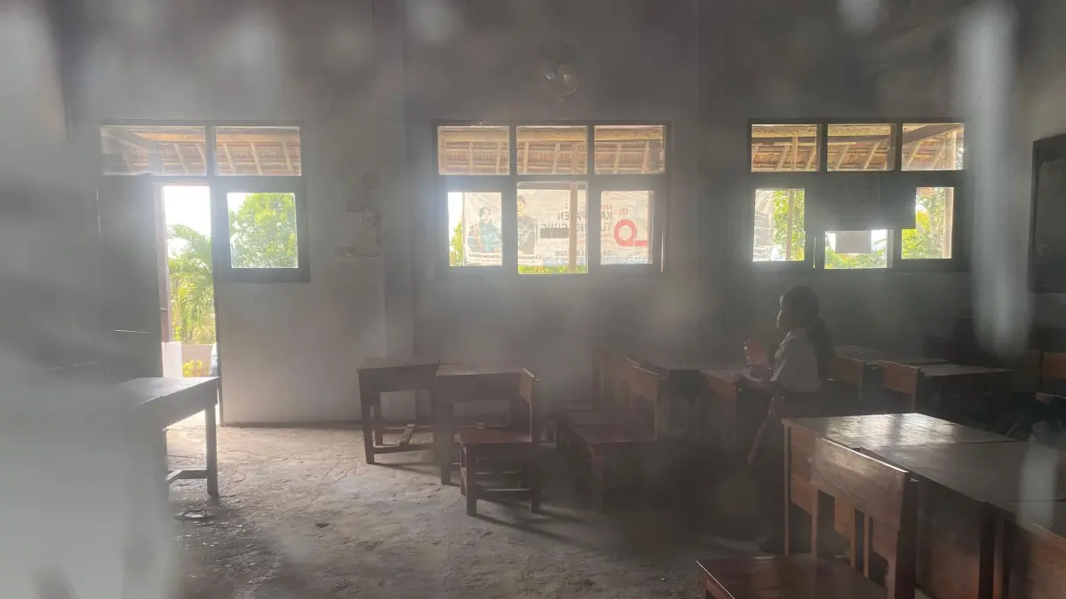 Siswa kelas 2 SDN 4 Besuki mengambil barang miliknya di dalam kelas. (DR PERDANA/RADAR TULUNGAGUNG)