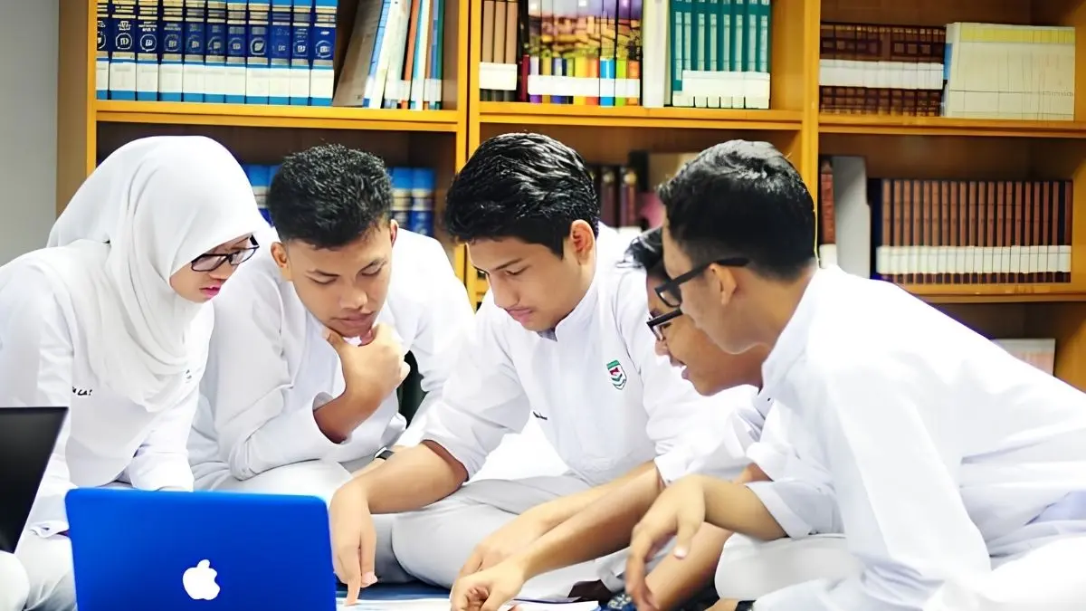 SMA Terbaik Indonesia 2024 berdasarkan OSN menempatkan MAN 2 Kota Malang sebagai peraih medali terbanyak. Simak informasi lengkapnya. (Yt Sobat Campus)