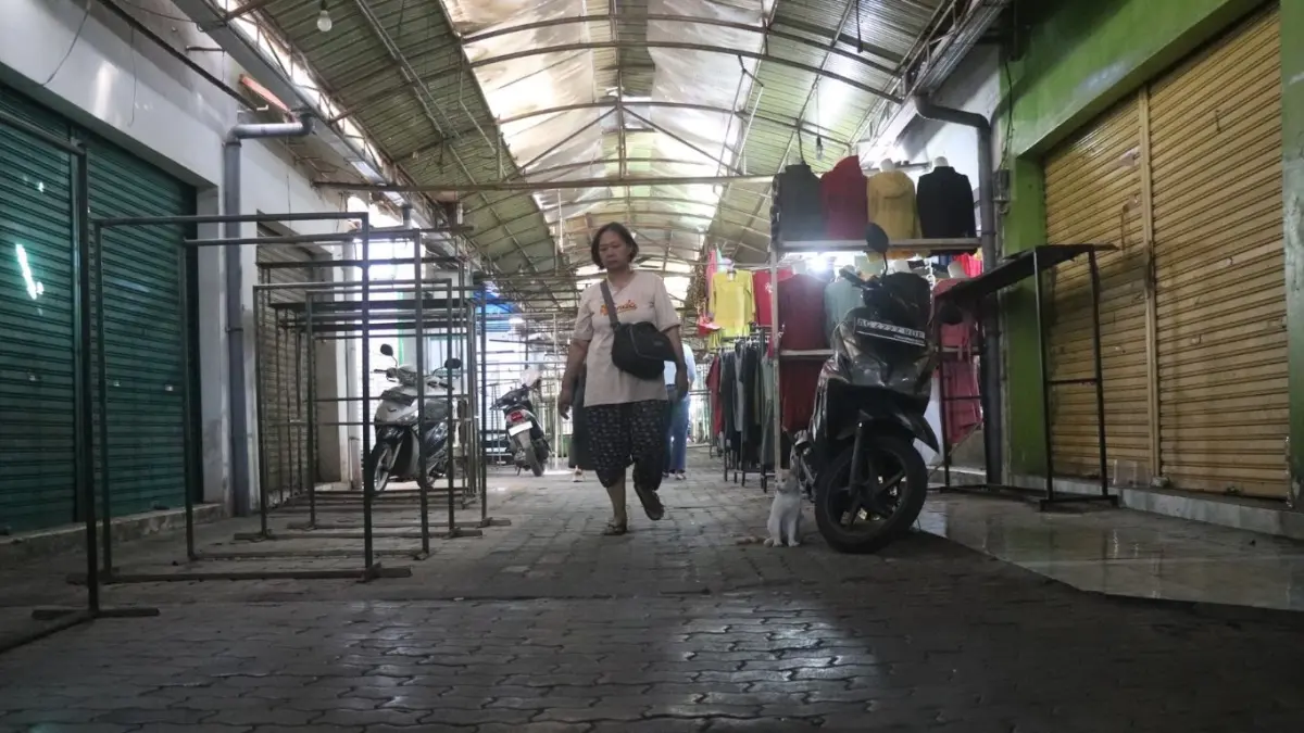 Suasana bagian dalam Pasar Wage yang tidak seramai dulu.(SANDY YUWANA/RADAR TULUNGAGUNG)