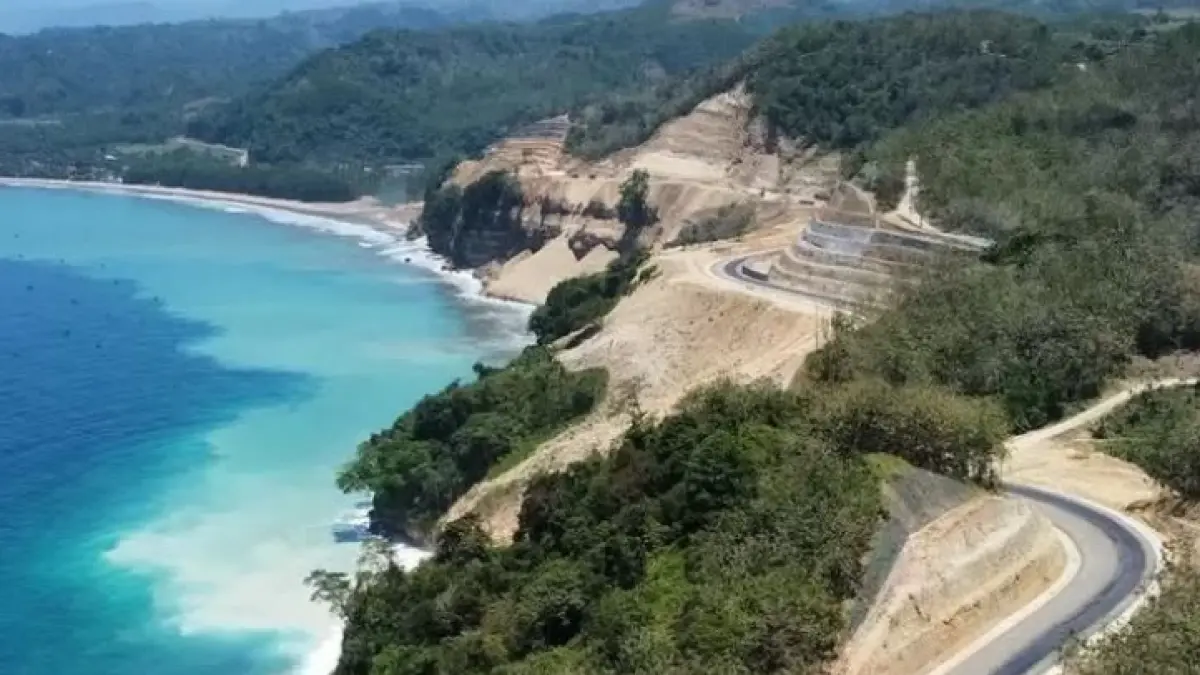 Eksplorasi keindahan JLS Blitar terbaru! Simak rute perjalanan menyusuri kemegahan tebing kembar, akses Pantai Serit, hingga pesona tersembunyi sungai biru. (Pinterest)
