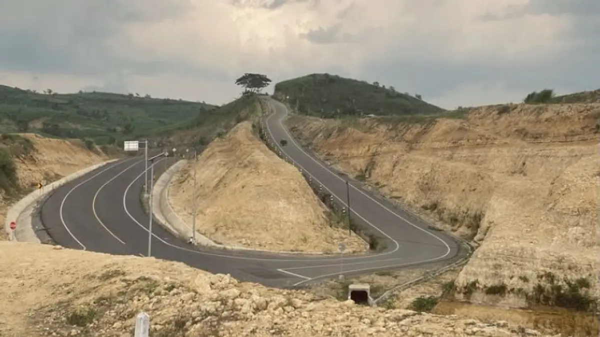 Intip rute JLS Tulungagung Blitar terbaru! Jelajahi keindahan spot foto perempatan Makkah hingga pesona warung tebing di Pantai Sine viral yang eksotis. (Pinterest)