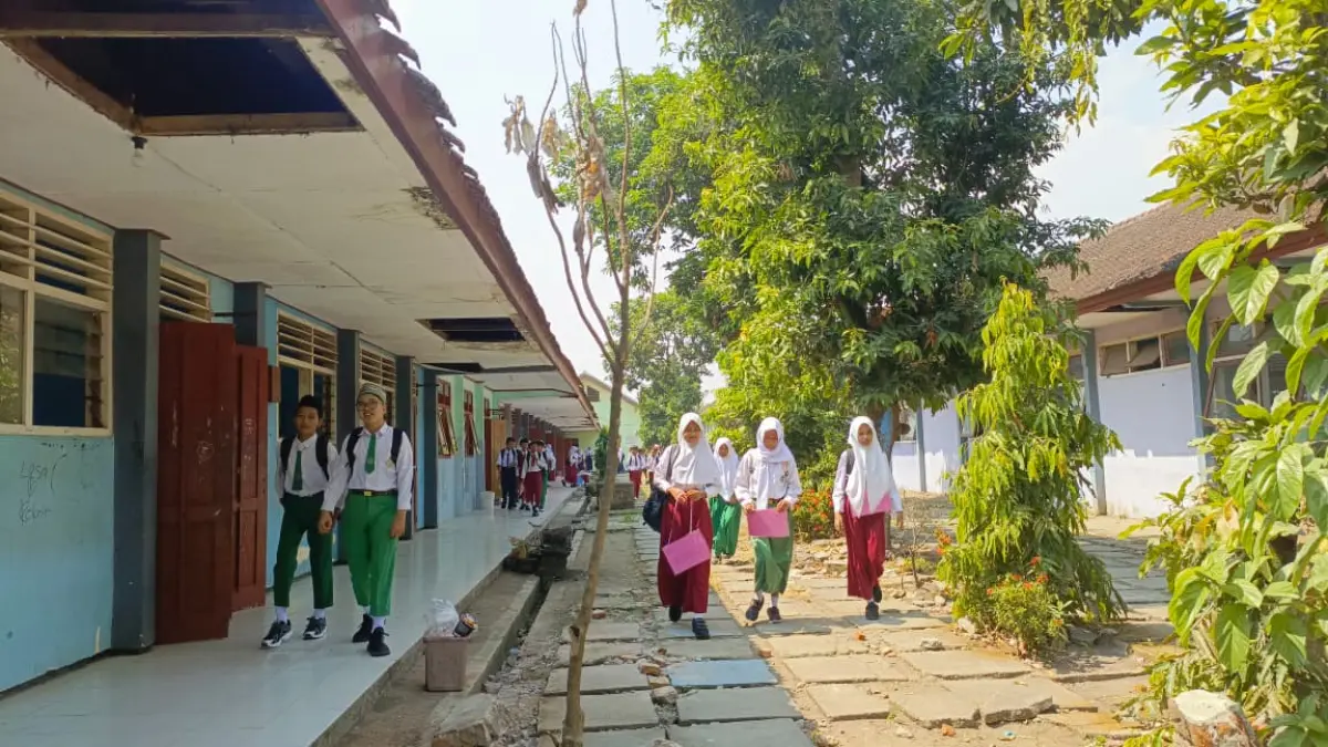 PEMINAT: Aktivitas belajar di SMPN 2 Ngunut tetap berjalan normal meski jumlah peserta didik baru pada SPMB 2026 belum memenuhi kapasitas yang tersedia. (RAHIIQ AL Bachri/ RADAR TULUNGAGUNG)