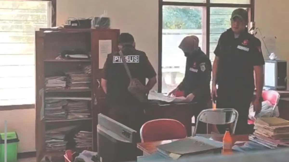 Tim pidsus Kejari Tulungagung menggeledah kantor Kelurahan Kepatihan untuk mencari berkas asal-usul tanah Dalem Kanjengan, Selasa (14/7/2026).(DHIYAH AYU/RADAR TULUNGAGUNG)