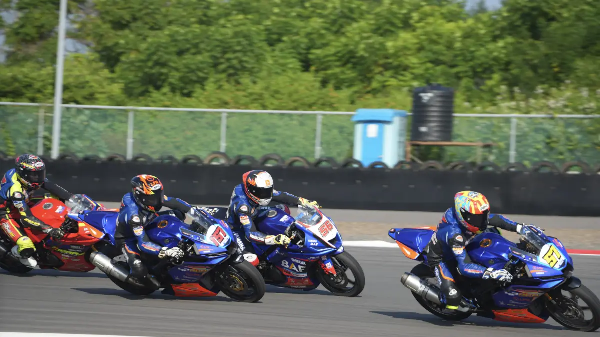 Kemeriahan Idemitsu BLU CRU  Yamaha Sunday Race 2025 di sirkuit internasional Mandalika. (Foto: Yamaha untuk Radar Tulungagung)
