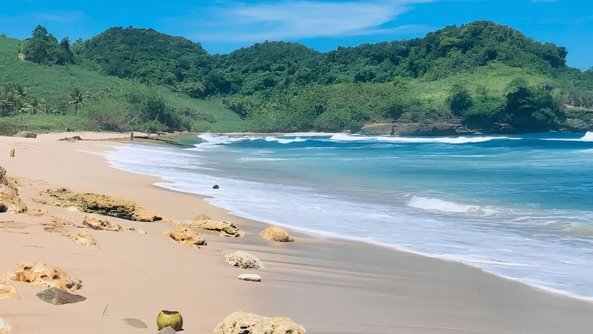 Pantai Tulungagung di Jalur Lintas Selatan menawarkan panorama batu karang, tanpa tiket masuk, cocok untuk berburu sunset dan fotografi. (Pinterest)