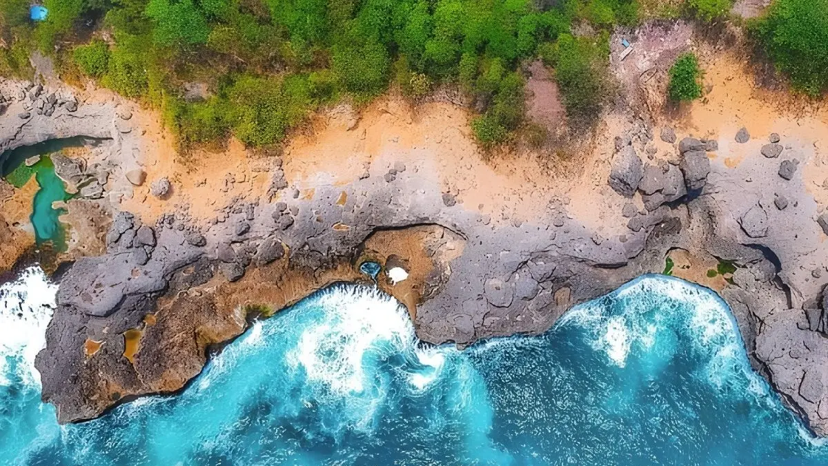 Pantai Tulungagung menawarkan wisata menarik seperti Pantai Midodaren, Gemah, Sanggar, Sidem, dan Sine lengkap dengan daya tarik serta harga tiket. (Pinterest)