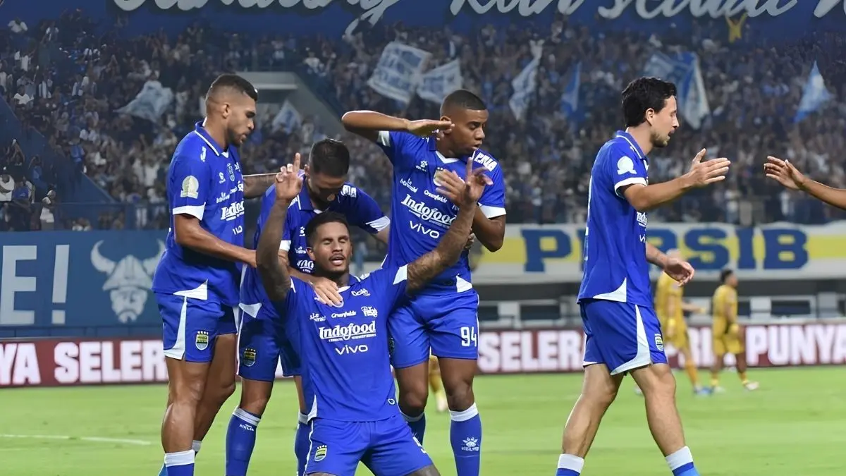 Persib Bandung diterpa kabar perpisahan Dimas Drajad, Gakuto Notsuda mulai latihan, dan Igor Tolik buka suara soal rumor Mariano Peralta. (Pinterest)