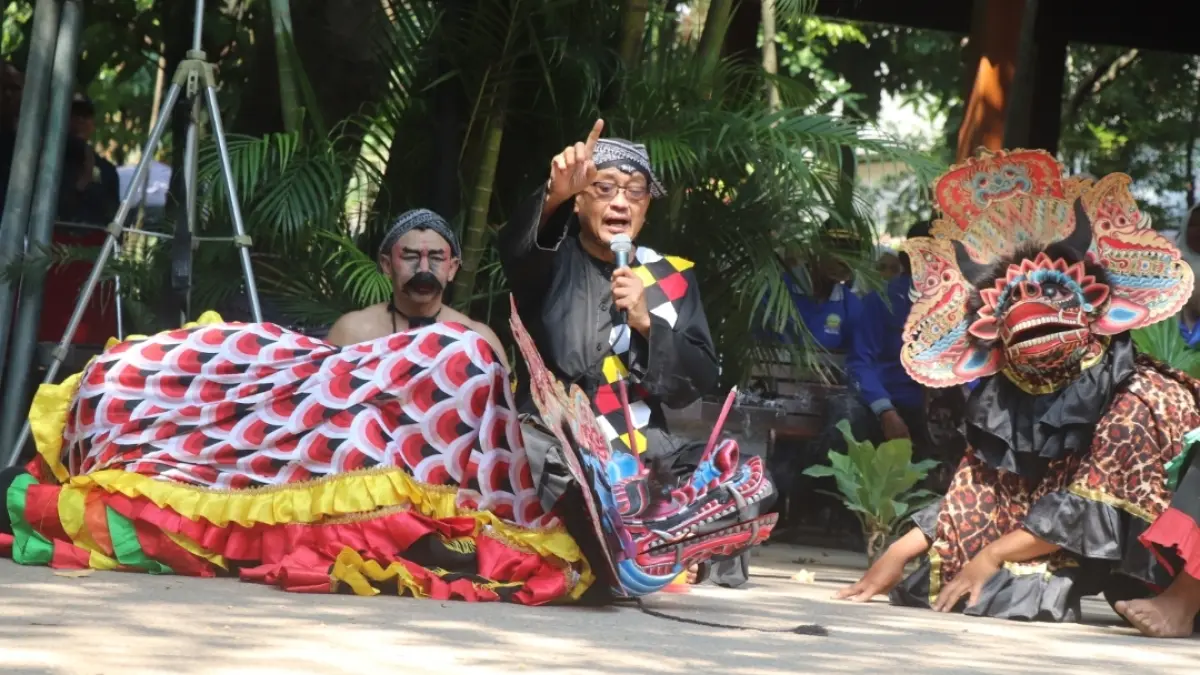 Dewan Pertimbangan PPAL Rayon Tulungagung, Laksda TNI (Purn) Harry Yuwono ikut tampil dalam kesenian tari barongan Jawa. (SANDY YUWANA/RADAR TULUNGAGUNG)