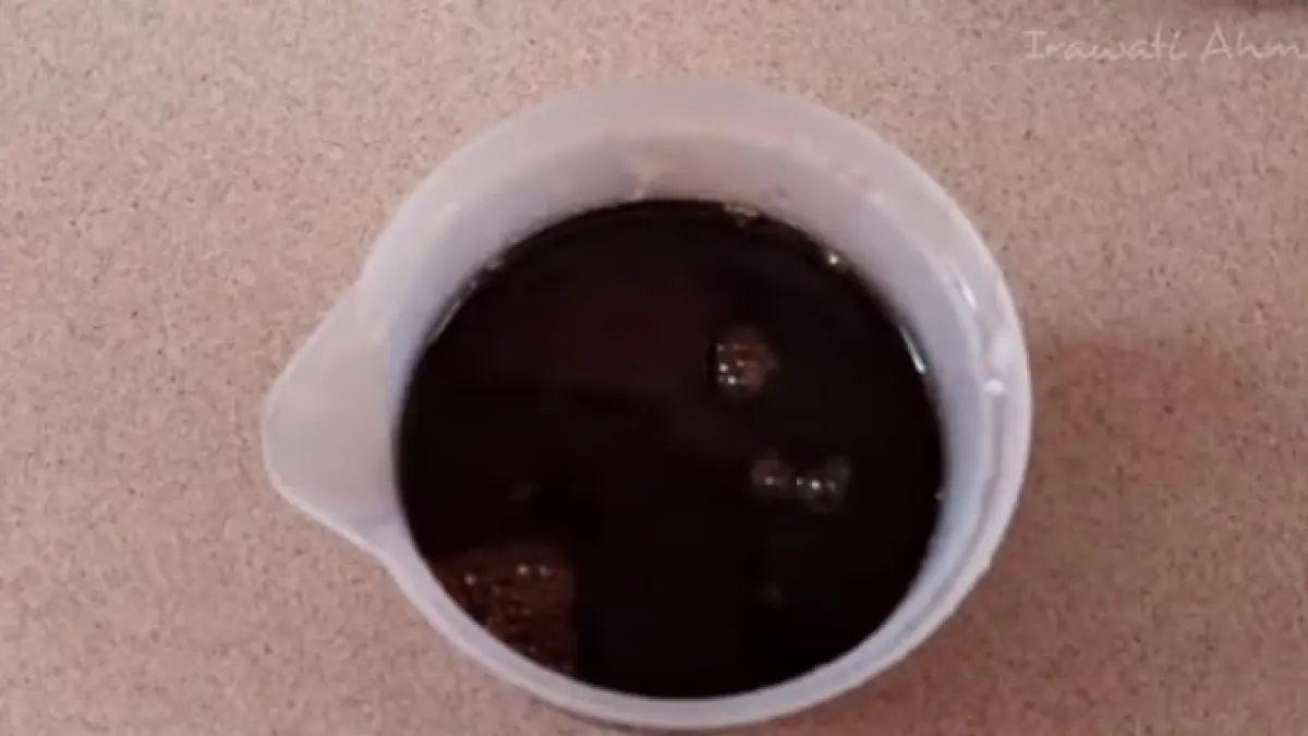 Irawati Ahmad membagikan cara membuat gula aren cair yang kental dan harum. Pemanis alami dari 300 gram gula aren ini sangat pas untuk menu kopi kekinian Anda. (Screenshot Youtube)