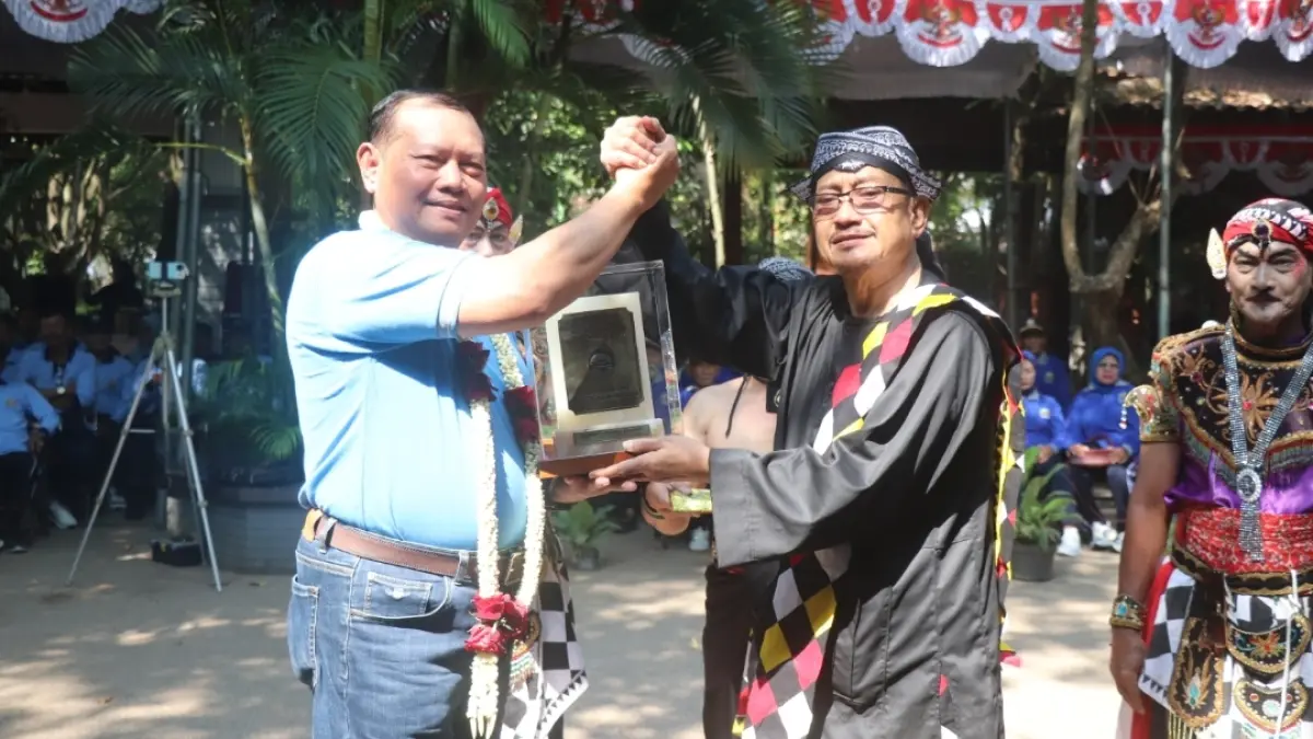 Ketua Umum Persatuan Purnawirawan Angkatan Laut (PPAL) Laksamana TNI (Purn) Yudo Margono menerima cinderamata dari Dewan Pertimbangan PPAL Rayon Tulungagung Laksda TNI (Purn) Harry Yuwono, Kamis (16/7). (SANDY YUWANA/RADAR TULUNGAGUNG)