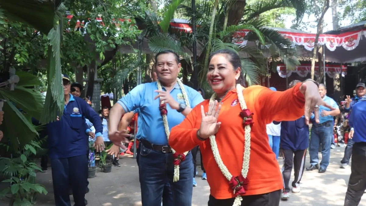 Ketua Umum PPAL Laksamana TNI (Purn) Yudo Margono, bersama Istri Veronica Yulis Prihayati, yang juga menjabat sebagai Ketua Umum PIPAL ikut menari dalam lantunan Gending Jawa. (SANDY YUWANA/RADAR TULUNGAGUNG)