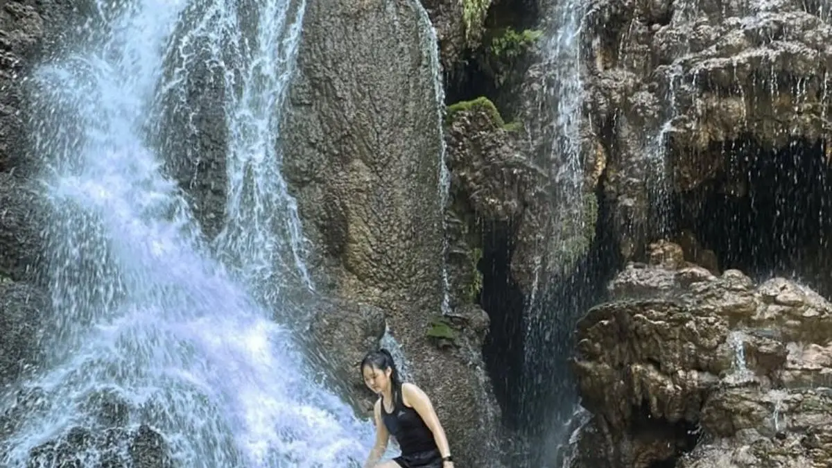 Coban Sewu jalur Malang tawarkan rute tangga besi vertikal 90 derajat yang ekstrem. Cek info harga tiket, tips aman, dan rute dasar lembah di sini. (Screenshot Instagram)