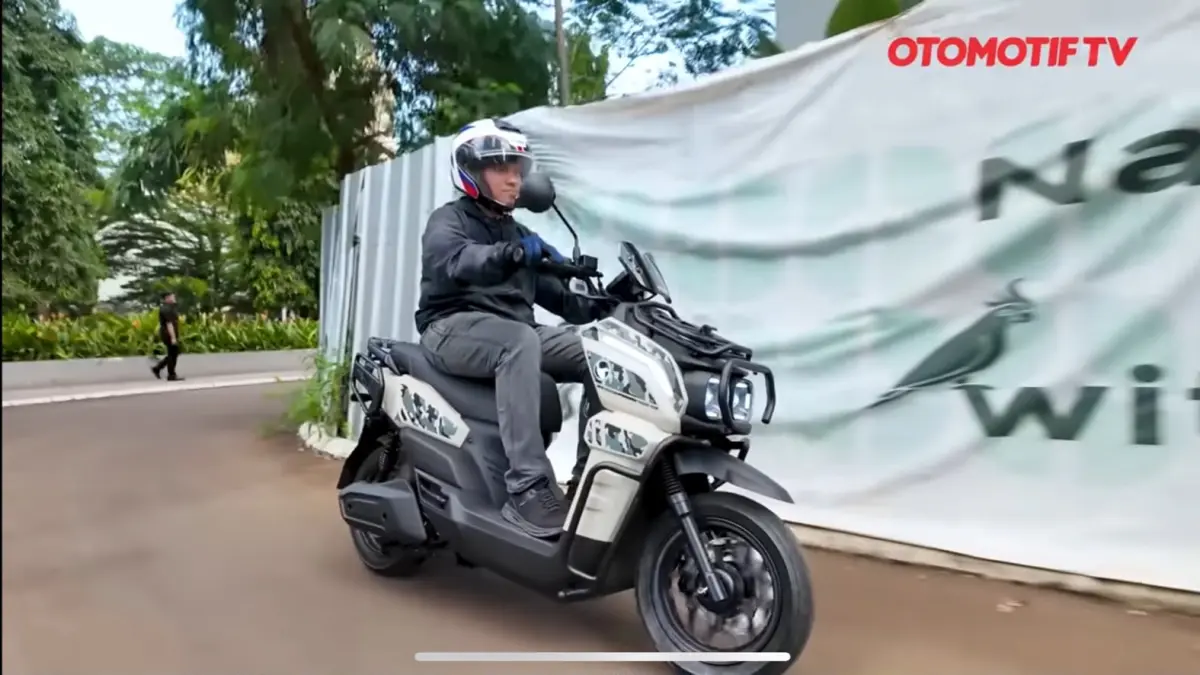 Harga dan spesifikasi Indomobil eMotor Tirano menarik perhatian. Motor listrik adventure ini dijual Rp25,9 juta dengan fitur melimpah.