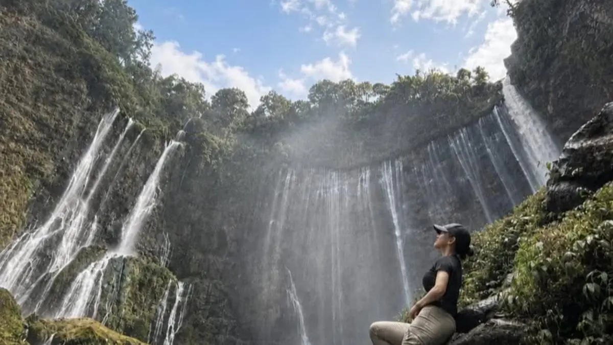 Jalur baru Bromo menuju lautan pasir mulai dipasangi pagar beton di tengah suhu dingin ekstrem yang membeku. Cek info proyek dan tiket jembatan kaca di sini. (Screenshot Instagram)