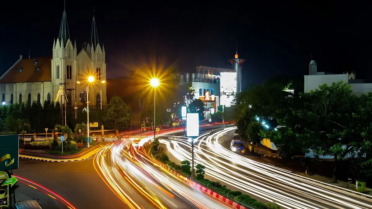 Kayutangan Heritage Malang menawarkan wisata kampung bersejarah dengan bangunan kuno, mural estetik, kuliner, dan suasana nyaman di pusat Kota Malang.(Pinterest)