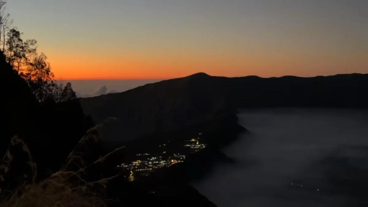 Penanjakan 1 Bromo di ketinggian 2.770 mdpl tawarkan spot sunrise terbaik di TNBTS. Cek biaya sewa jip dan rute via Probolinggo di sini. (Screenshot Instagram)