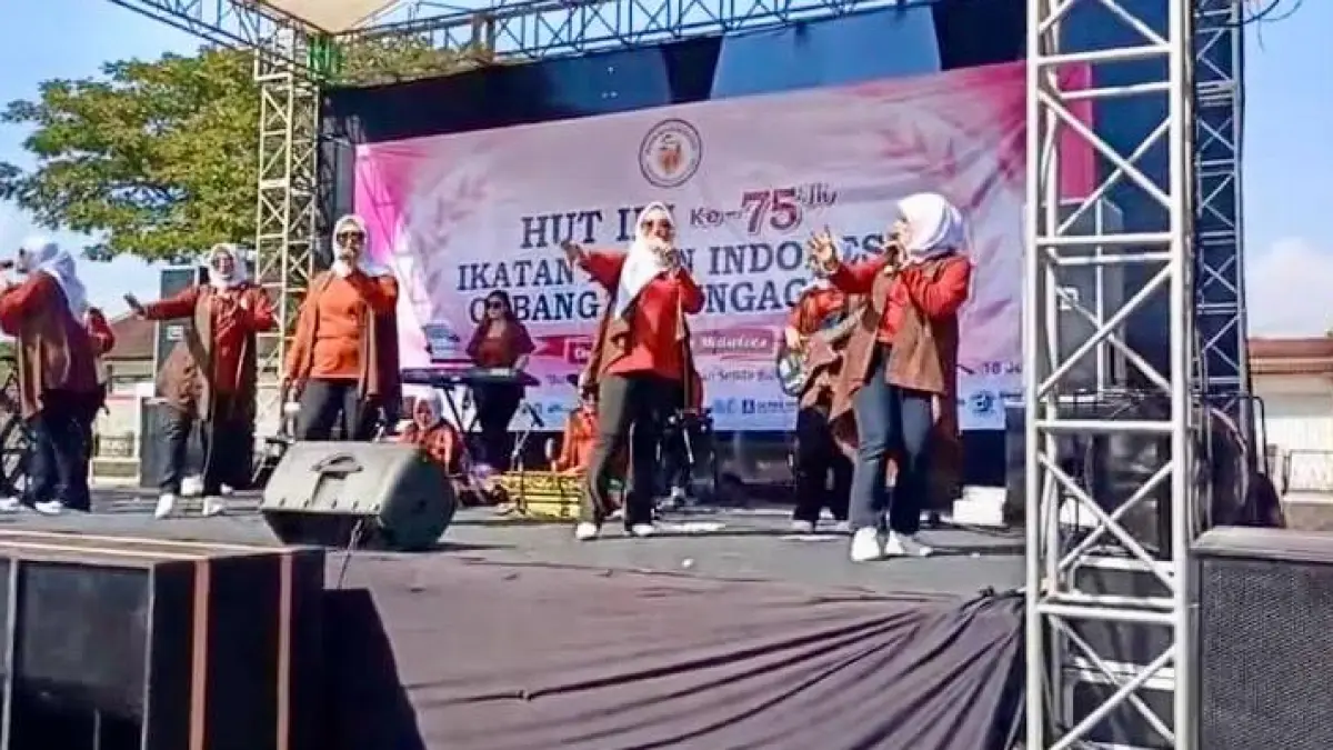 Senam bersama dalam rangka Hari Ulang Tahun (HUT) ke-75 IBI di GOR Lembu Peteng, Sabtu (18/7).