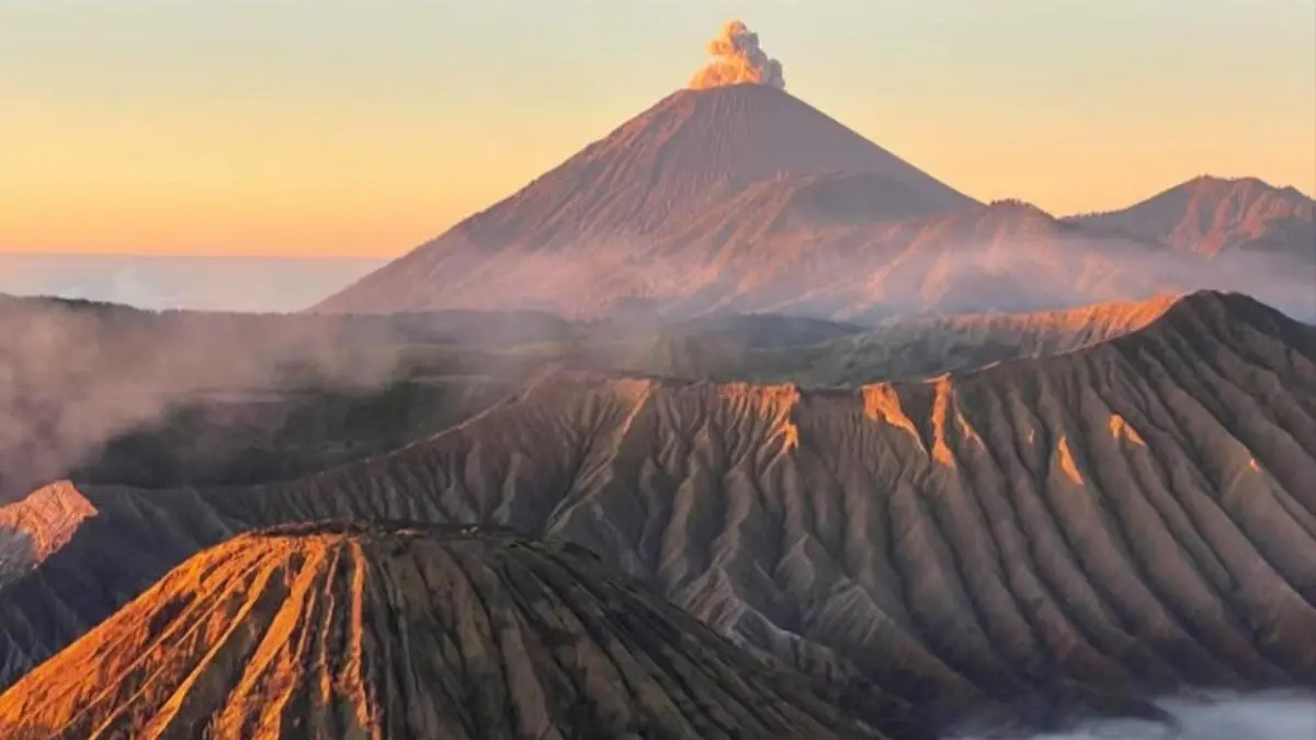 Suku Tengger tetapkan aturan adat tertulis di Bromo dan larang drone demi jaga kesakralan Yatnya Kasada. Intip sejarah prasasti dan filosofinya di sini. (Screenshot Instagram)