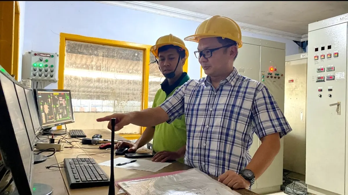 Henry Gunawan saat memantau produksi pakan ikan Menara Feedmill melalui ruang kontrol