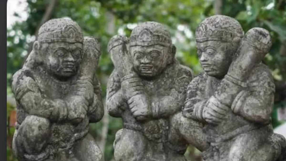 Kompleks makam Reco Sewu Tulungagung tempat pendiri rokok Reco Pentung diungkap. Simak fakta ribuan arca Dwarapala dan ritual seribu paranormal.