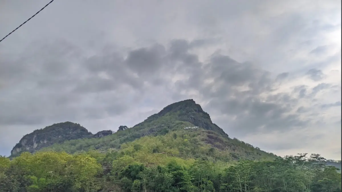 Misteri malam Jumat Pahing di Gunung Budheg Tulungagung diungkap. Simak penemuan makam kuno Syekh Alwi Budin dan kisah warga menikah dengan genderuwo.
