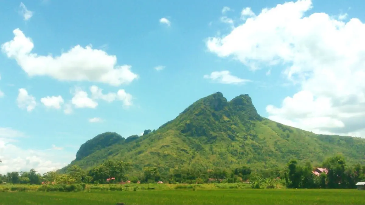 Sejarah purbakala Gunung Budheg Tulungagung diungkap. Simak kisah perjuangan relawan Agus Utomo menjaga bandulan gempa kota dari ancaman bencana kelongsoran.(Google)