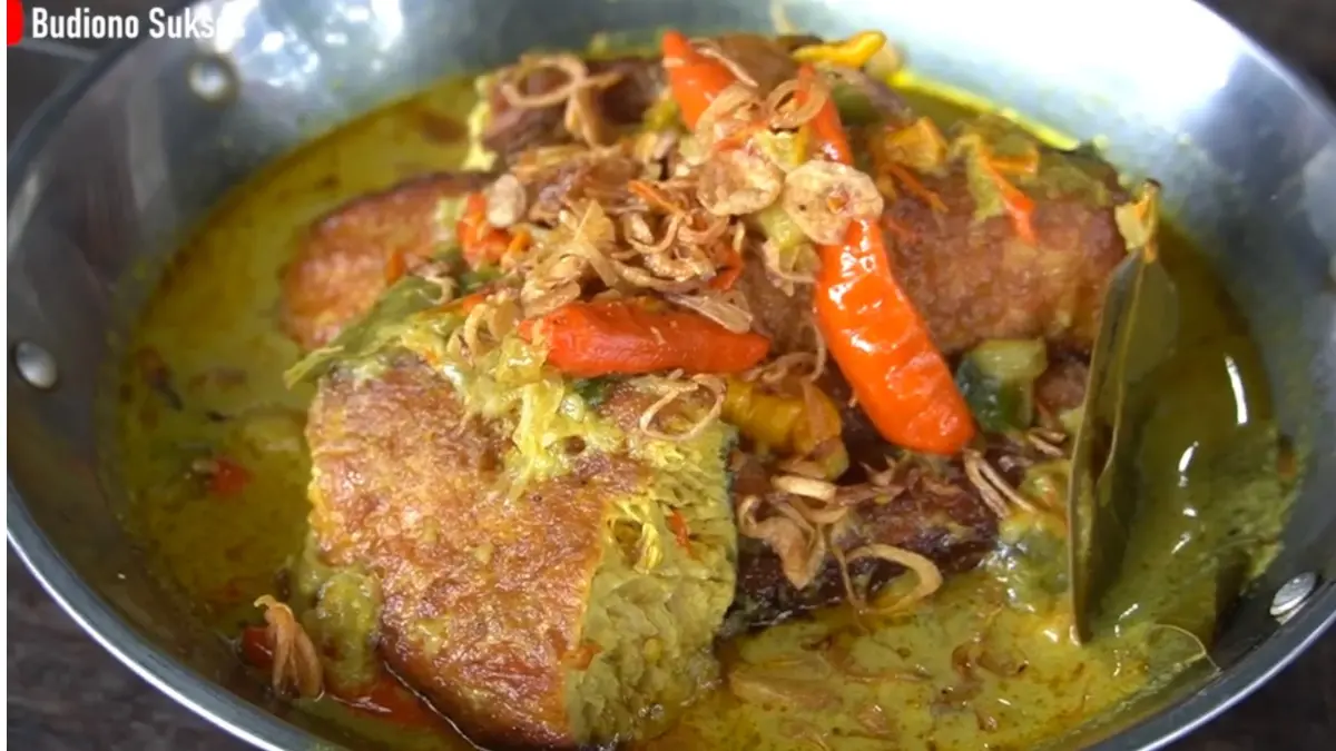 Botok Iwak Kali Mas Ardi Tulungagung menawarkan nasi tiwul, botok ikan, dan wader goreng crispy dengan suasana pinggir sawah.