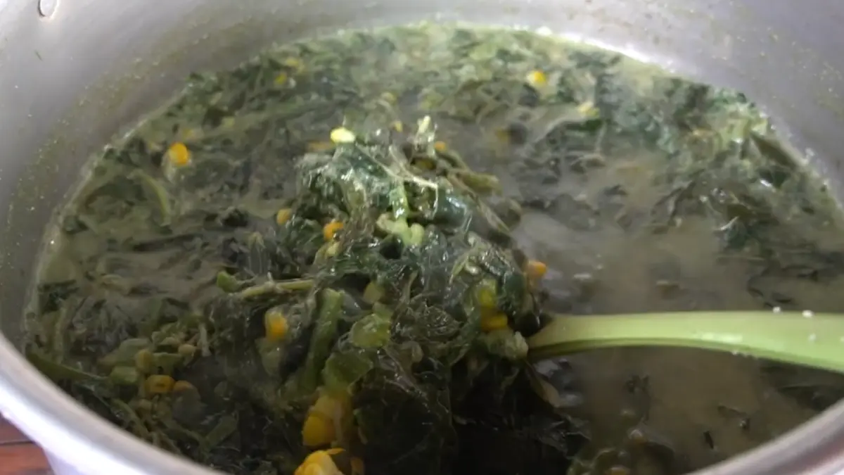 Botok Iwak Kali Tulungagung di Warung Mas Ardi menawarkan nasi tiwul, botok ikan, dan wader crispy dengan suasana pinggir sawah.