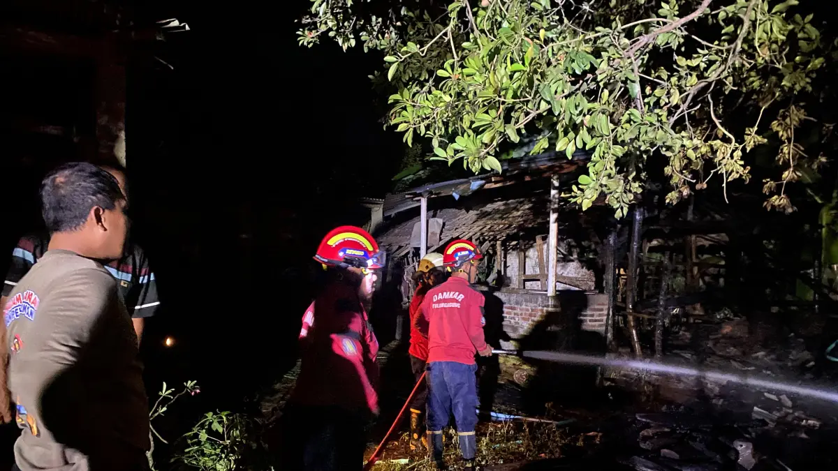 ersonel DPKP Tulungagung melakukan proses pemadaman dan pendinginan setelah kebakaran melanda kandang sapi. (DAMKAR TULUNGAGUNG)