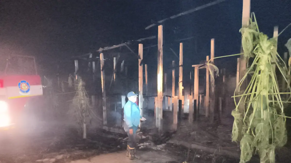 Kebocoran kompor gas pemanas, kandang ayam di Desa Boro, Kecamatan Kedungwaru, ludes terbakar. (DAMKAR TULUNGAGUNG)