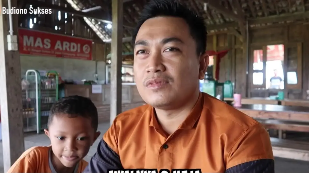Kuliner Botok Iwak Kali Tulungagung menawarkan nasi tiwul, botok ikan, dan wader goreng crispy di suasana pinggir sawah.