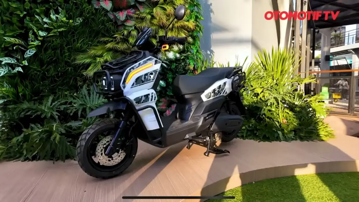 Motor listrik Indomobil eMotor Tirano hadir dengan harga Rp25,9 juta, desain adventure, TFT touchscreen, dan fitur premium.