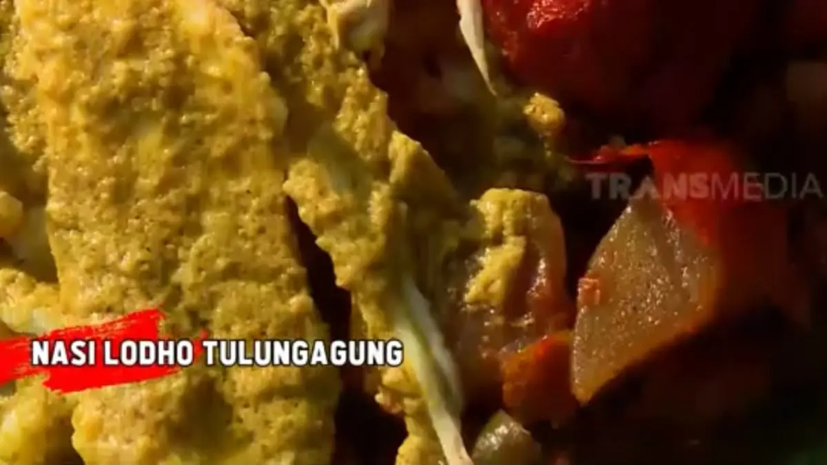 Nasi Lodho Tulungagung menjadi kuliner khas berbahan ayam kampung dengan kuah santan kental dan harga mulai Rp7 ribuan.