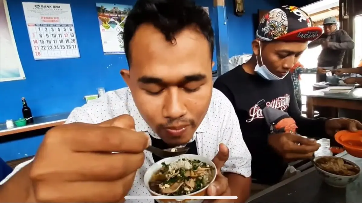 Soto Mbah Giso Tulungagung menawarkan kuah santan khas dan sate unik dengan harga hanya Rp7 ribu per porsi.
