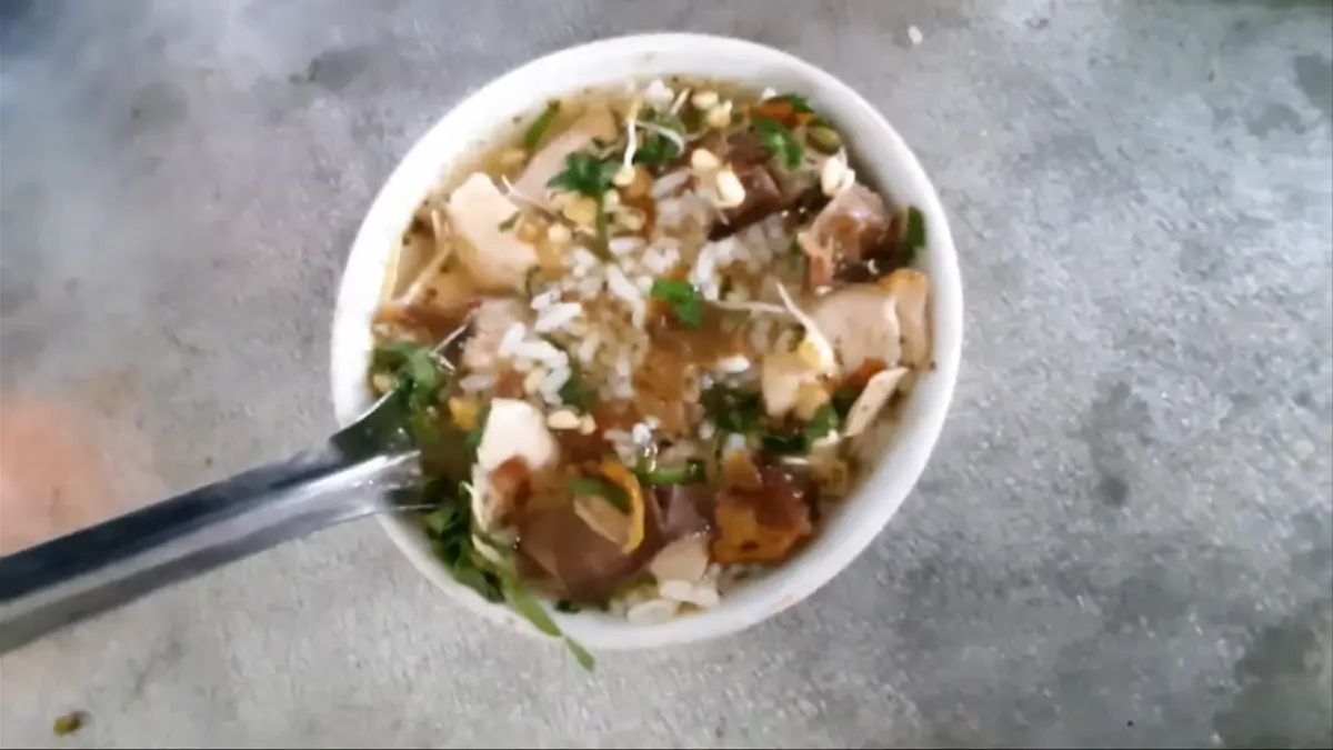 Soto Mbah Giso Tulungagung menawarkan soto santan khas dengan harga Rp7 ribu dan telah bertahan sebagai kuliner legendaris selama 40 tahun.