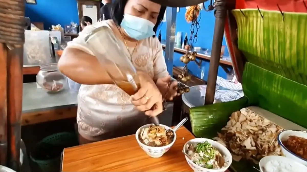 Soto Mbah Giso Tulungagung menjadi kuliner legendaris dengan kuah santan khas, harga Rp7 ribu, dan telah bertahan selama 40 tahun.