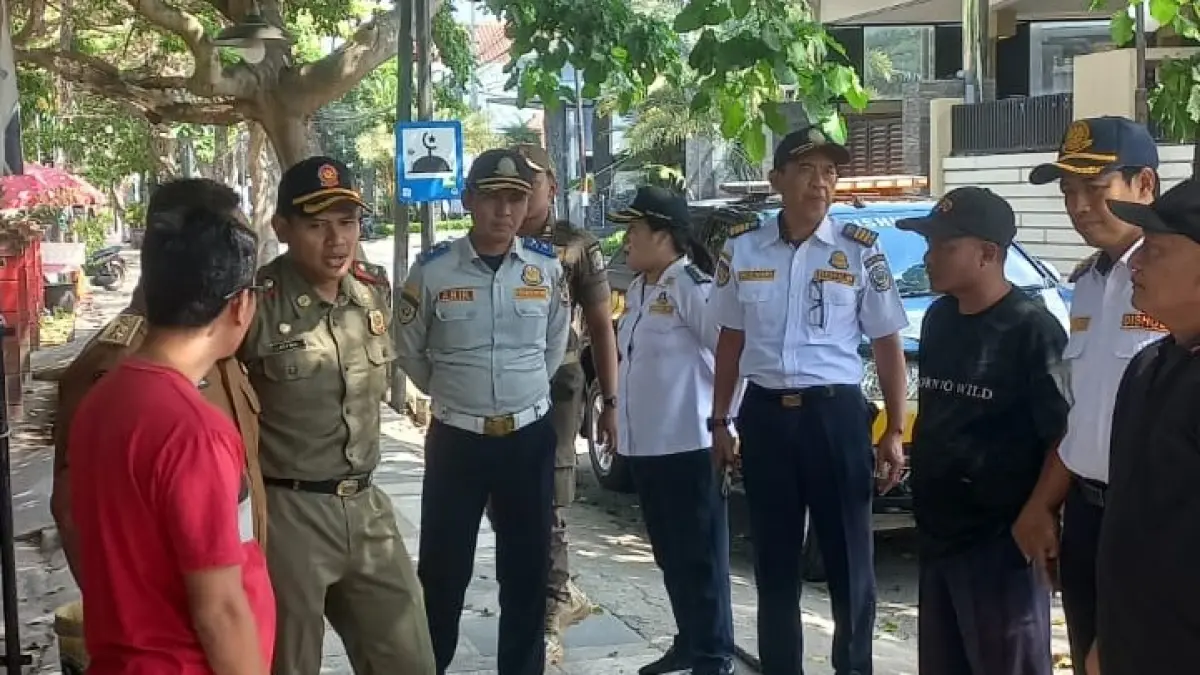 Dinas Perhubungan bersama Satpol PP Kabupaten Tulungagung memberikan imbauan kepada pelaku usaha dan masyarakat agar tidak memarkir kendaraan di atas trotoar di kawasan Kepatihan.(DISHUB TULUNGAGUNG)