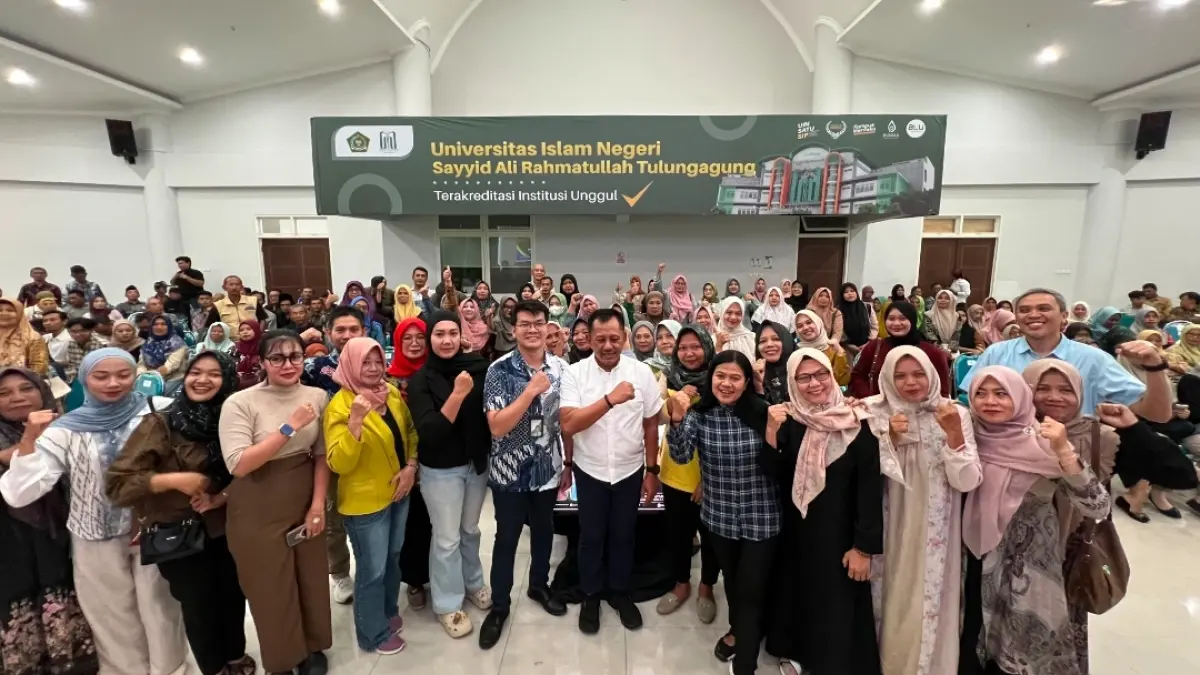 Heru Tjahjono berfoto bersama warga Tulungagung usai melakukan sosialisasi BPJS Ketenagakerjaan di UIN SATU Tulungagung (18/7). 