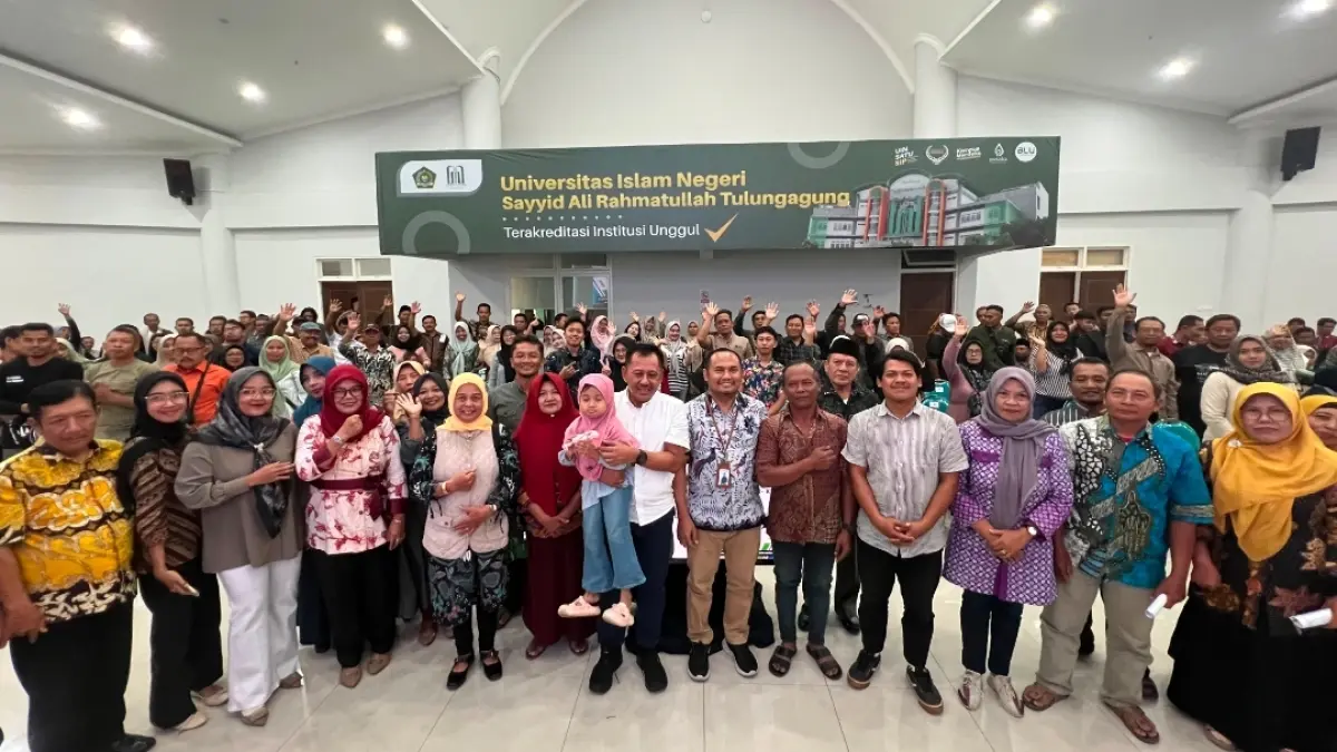 Heru Tjahjono berfoto bersama warga Tulungagung usai melakukan sosialisasi di UIN SATU Tulungagung Sabtu (18/7).