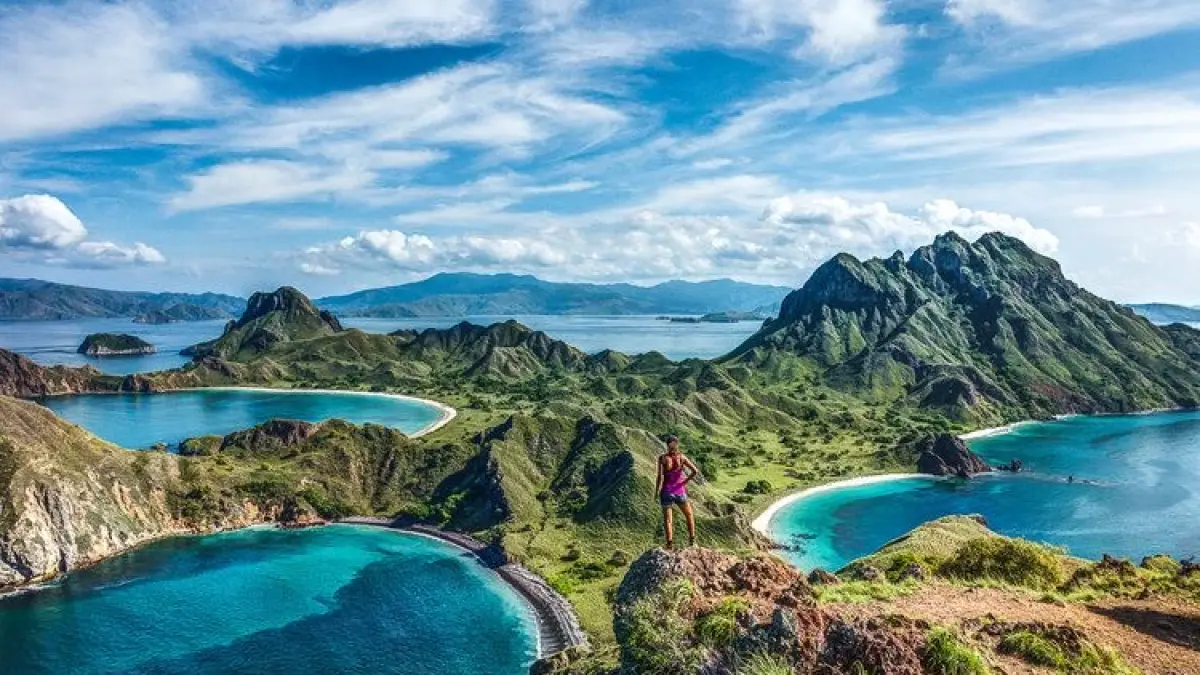 Liburan ke Labuan Bajo menawarkan pengalaman melihat komodo, menikmati Pink Beach hingga snorkeling di Kanawa Island lengkap dengan rincian biaya.