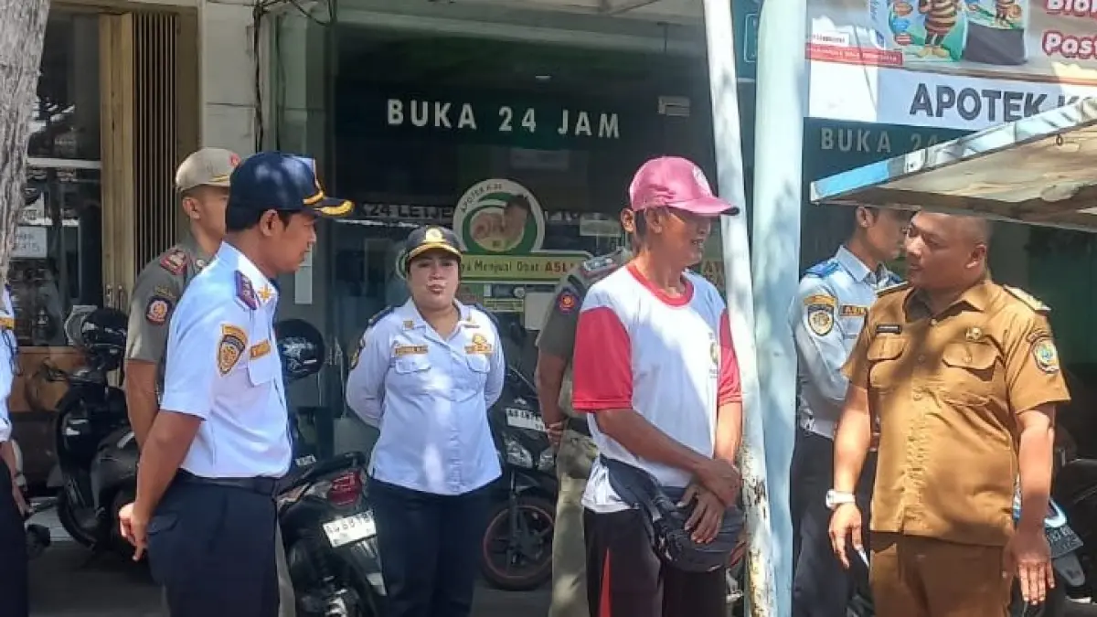 Sosialisasi dan himbauan larangan parkir di atas trotoar digelar di kawasan Kepatihan setelah adanya keluhan masyarakat.(DISHUB TULUNGAGUNG)