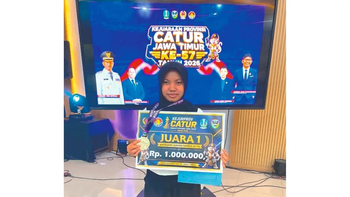 Vania menunjukkan medali emas yang diperolehnya di Kejurprov Catur Jawa Timur beberapa waktu lalu.
