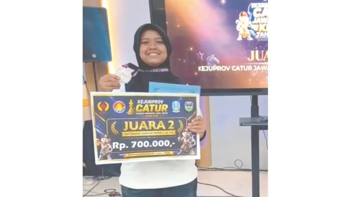 Virly mampu membuktikan kemampuannya di Kejurprov Catur Jatim 2026 dengan meraih medali perak.