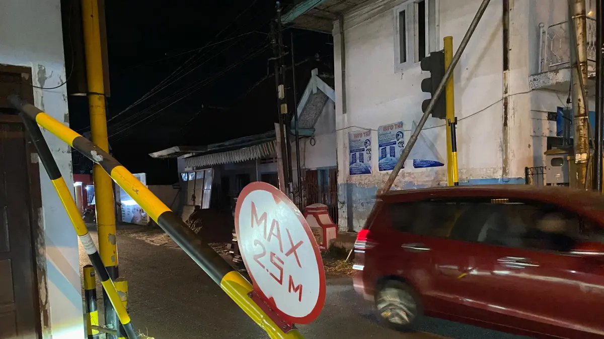 Kondisi portal jalan di Desa Jarakan, Kecamatan  Gondang yang rusak pada Rabu malam pukul 20.56. (DR PERDANA/RADAR TULUNGAGUNG)