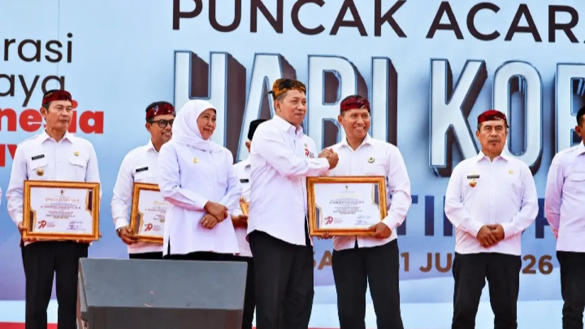 Plt Bupati Tulungagung Ahmad 
Baharudin menerima penghargaan Pembina 
Koperasi Andalan Jawa Timur 2026 dari 
Pemprov Jawa Timur yang diserahkan di 
Pamekasan.