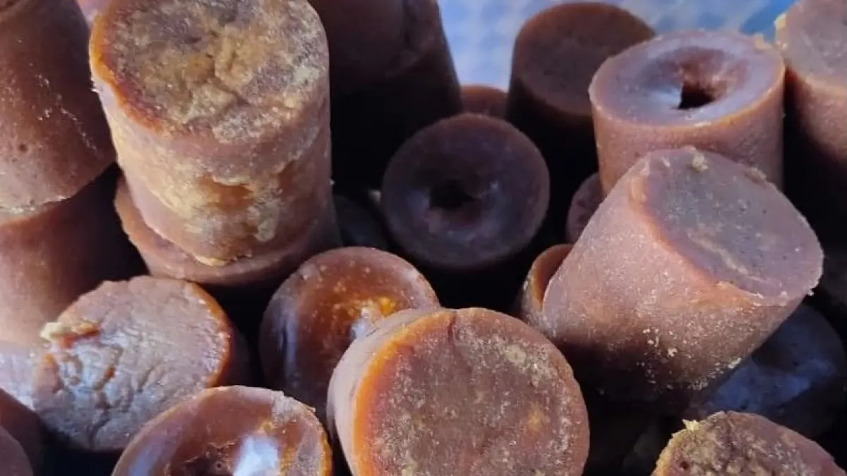 Proses pembuatan gula merah tradisional dimulai dari penyaringan nira, perebusan hingga pencetakan menggunakan tempurung kelapa.
