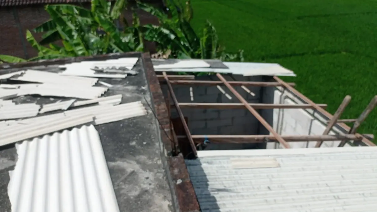 Kondisi rumah warga Desa Gedangan, Kecamatan Campurdarat yang tersapu angin kencang pada Rabu (22/7). (BPBD TULUNGAGUNG)